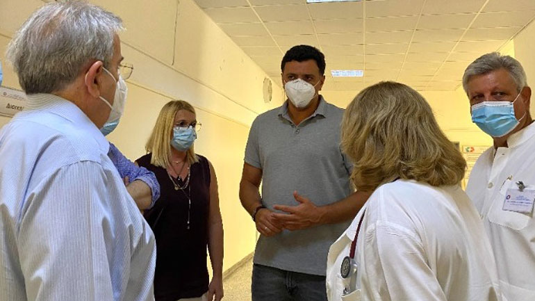 Ο Β. Κικίλιας με τον καθηγητή Π. Μπεχράκη στο Σισμανόγλειο