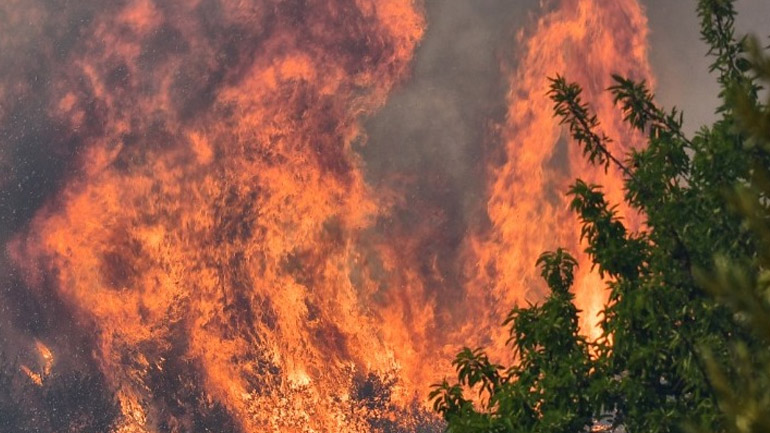 Δύσκολη η κατάσταση με τη φωτιά στη Μέλπεια Μεσσηνίας