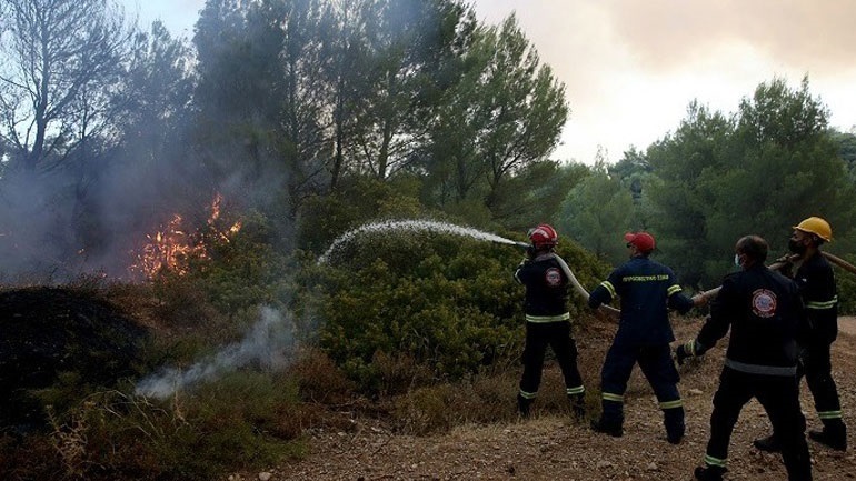 Μαίνεται η πυρκαγιά στο χωριό Κλαδέος Ηλείας