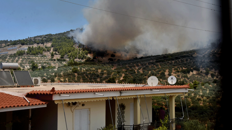 Εκκενώνεται το χωριό Κεχριές στην Εύβοια λόγω της πυρκαγιάς