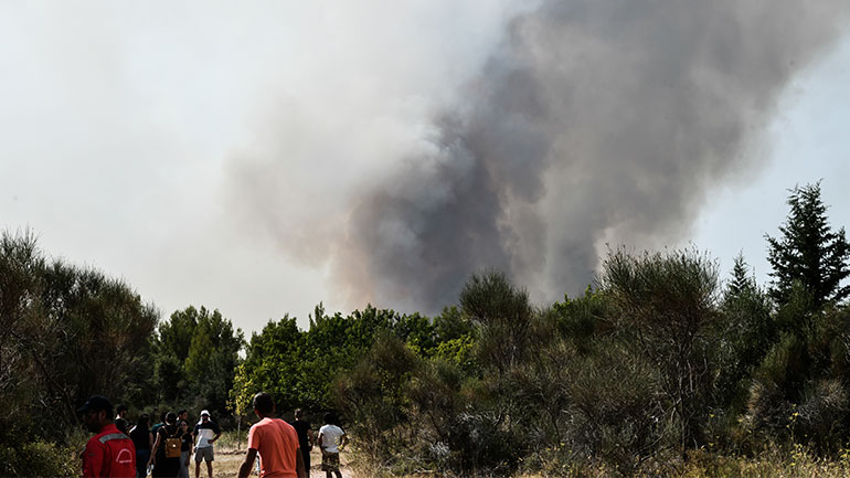 Πυρκαγιά στην Πάρνηθα: Πού διακόπηκε η κυκλοφορία