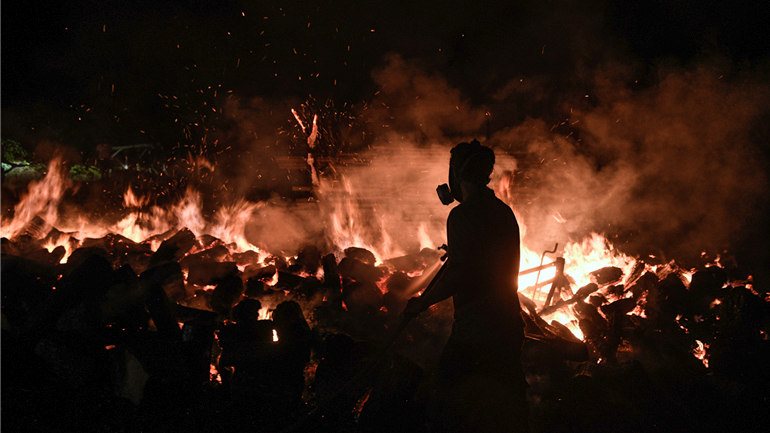 Οι φλόγες έφτασαν στην Εθνική Οδό στο ύψος της Μαλακάσας