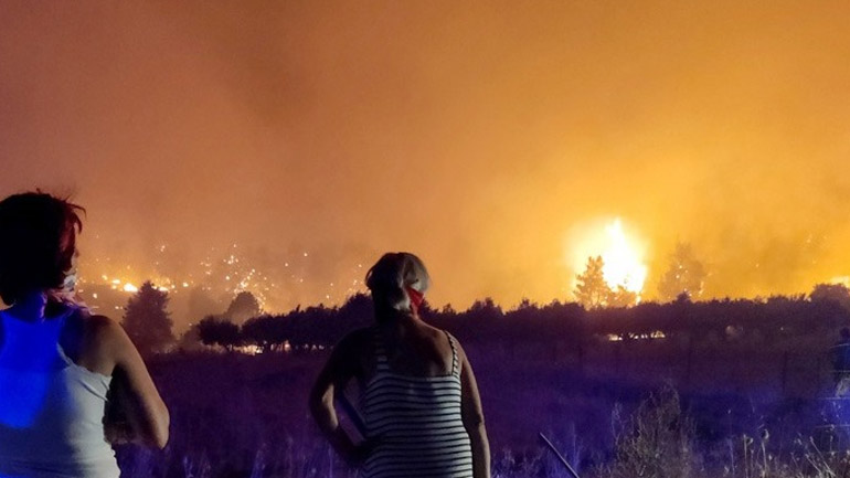 Εύβοια: Απομακρύνονται με πλωτά μέσα οι κάτοικοι της Αγίας Άννας