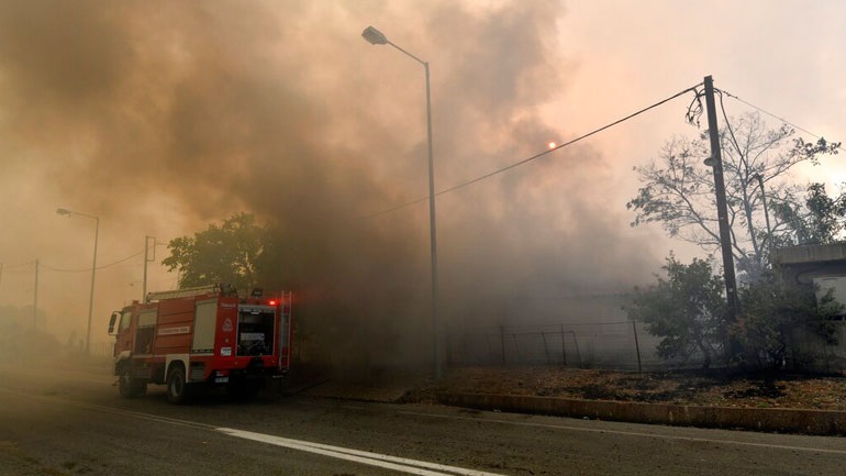 Εκκενώνονται δύο οικισμοί στον Άγιο Στέφανο