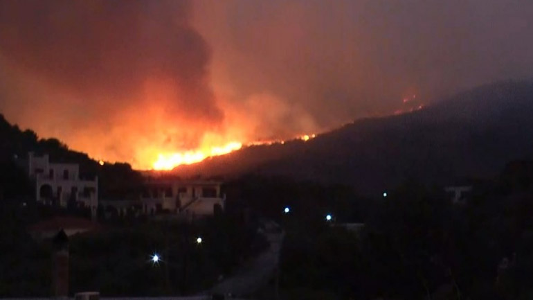 Φωτιά στη Μάνη: Εκκενώθηκαν χωριά και οικισμοί