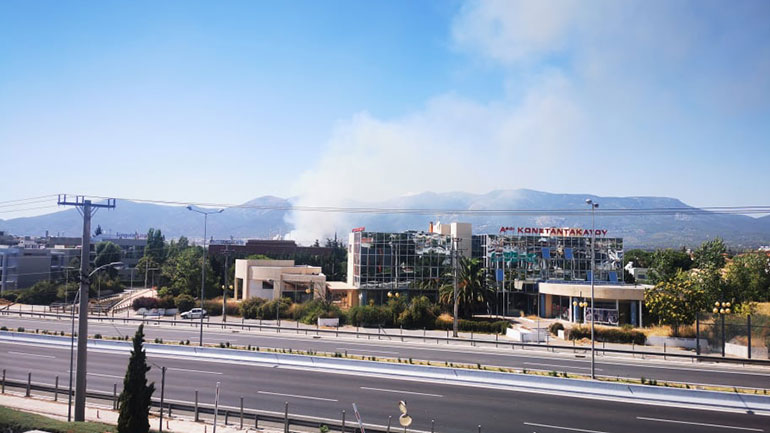 Live εικόνα: Επικίνδυνες αναζωπυρώσεις στις Αδάμες