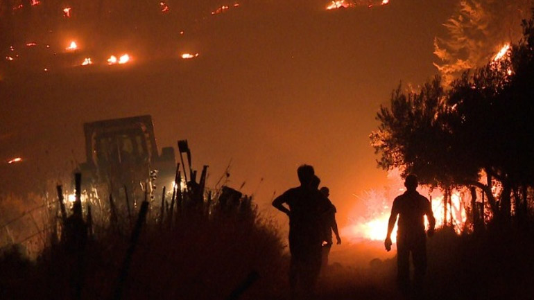 Σε εξέλιξη η φωτιά στην Ανατολική Μάνη