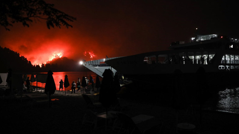 Απεγκλωβίστηκαν 1.130 πολίτες από τη Λίμνη Ευβοίας και την παραλία Κοχύλι