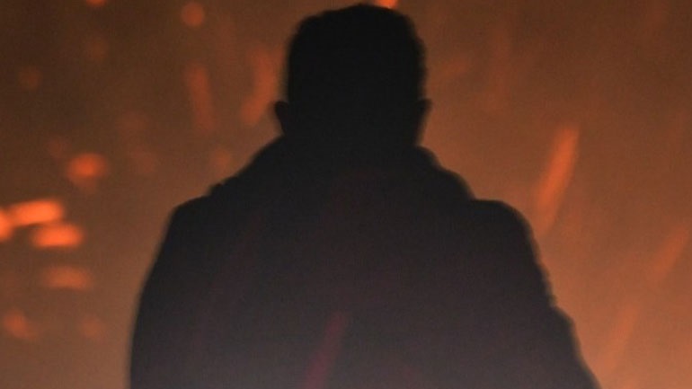 Μάχη πυροσβεστών για να αντιμετωπιστούν οι αναζωπυρώσεις στη βόρεια Αττική