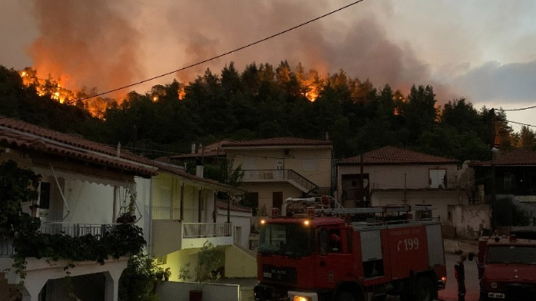 Από χωριό σε χωριό οι φλόγες στην Εύβοια