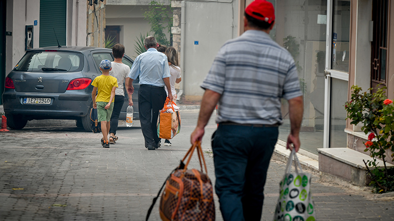 Αφίδνες: Ιδιώτης προσφέρει νερό και τροφή στους πυρόπληκτους
