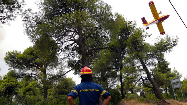 Σε εξέλιξη η φωτιά στην Ανατολική Μάνη