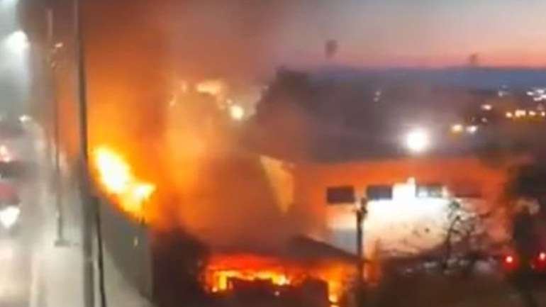 Θεσσαλονίκη: Η στιγμή της έκρηξης στο αμαξοστάσιο του Δήμου Νεάπολης – Συκεών Θεσσαλονίκη: Η στιγμή της έκρηξης στο αμαξοστάσιο του Δήμου Νεάπολης – Συκεών