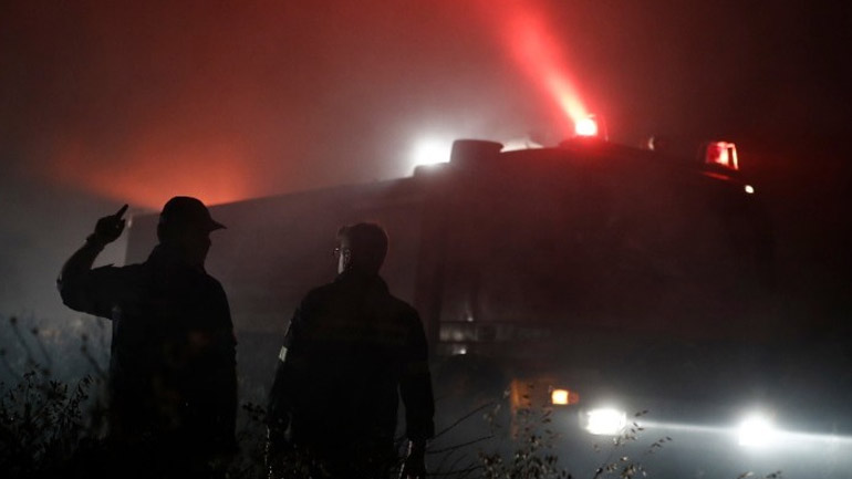 Ηλεία: Ισχυρές επίγειες πυροσβεστικές δυνάμεις επιχειρούν στις περιοχές Αχλαδινή και Δούκας