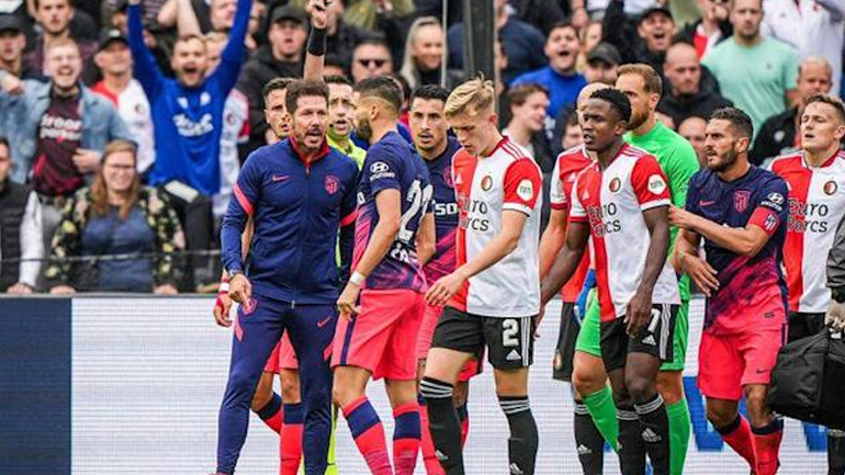 Μόνο φιλικό δεν ήταν: Σύρραξη στο ματς Φέγενορντ-Ατλέτικο Μαδρίτης!