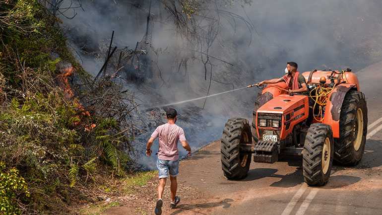 Σε εξέλιξη βρίσκεται η φωτιά στην Ηλεία