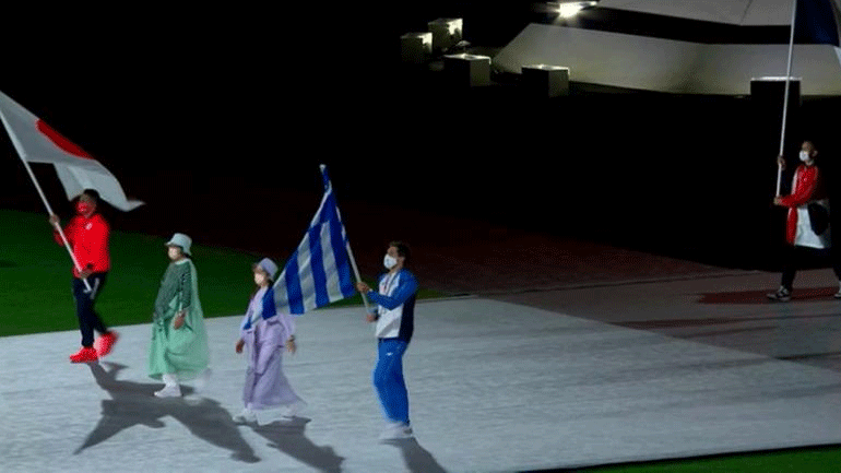 Τελετή Λήξης: Η είσοδος του σημαιοφόρου Γιάννη Φουντούλη