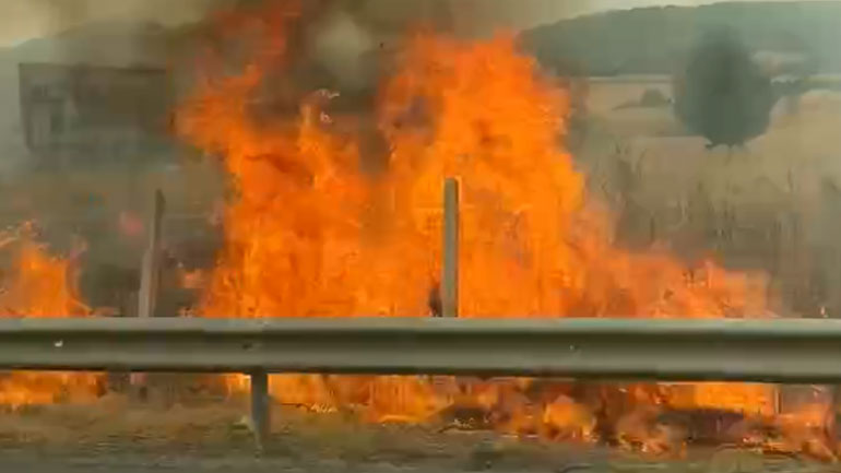 Φωτιά στην Αθηνών-Θηβών Φωτιά στην Αθηνών-Θηβών