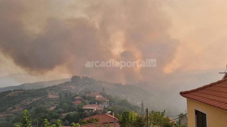 Πυροσβεστικές δυνάμεις επιχειρούν στη Μέλπεια Μεσσηνίας και στα δύο μέτωπα της Αρκαδίας