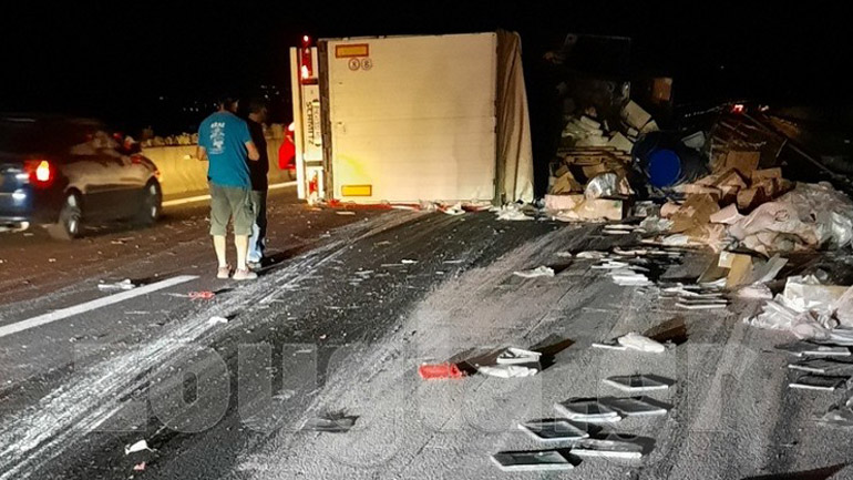 Θεσσαλονίκη: Ανατροπή νταλίκας στην Εγνατία Οδό