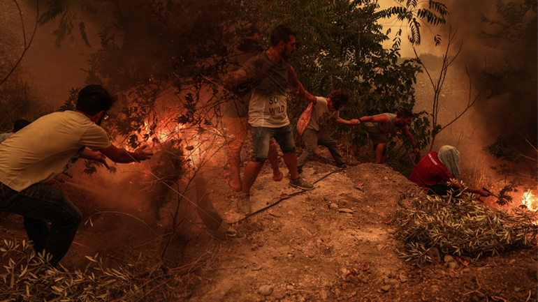 Ολονύχτια μάχη των κατοίκων να σώσουν τα χωριά τους