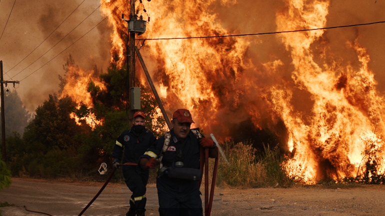 Αγωνία για τις αναζωπυρώσεις που πολιορκούν την Ιστιαία