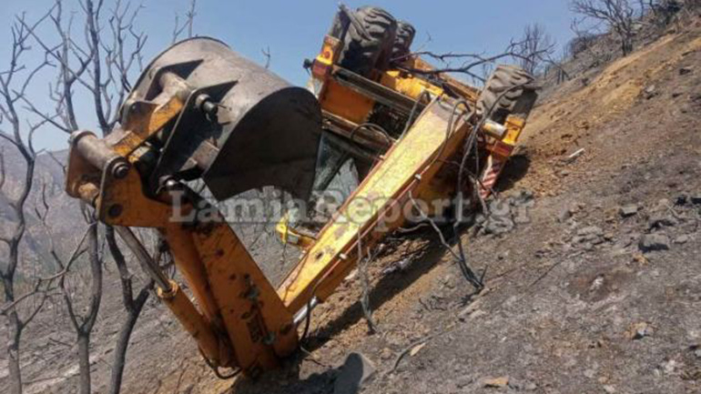Έπεσε γκρέιντερ σε γκρεμό στη φωτιά της Φωκίδας