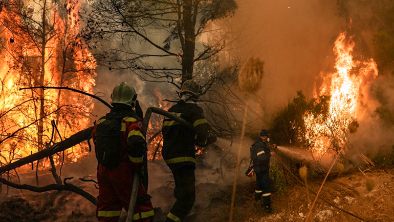 Η πυρκαγιά απειλεί 19 χωριά στη Γορτυνία