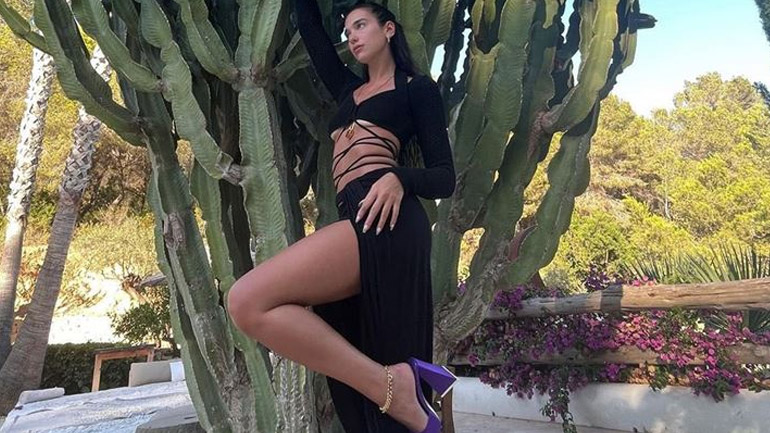 Τα mules της Dua Lipa που χαρίζουν στυλ σε κάθε look