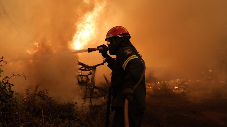 Αντιμέτωπες με αναζωπυρώσεις οι πυροσβεστικές δυνάμεις στην Ηλεία