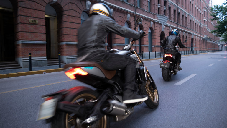 Το πίσω φωτιστικό σώμα LED είναι χαρακτηριστικό της μοτοσικλέτας.