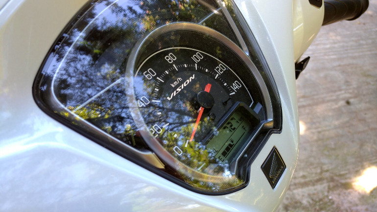 Λιτά όργανα με τις απαραίτητες πληροφορίες. Θα θέλαμε ένα ρολόι...