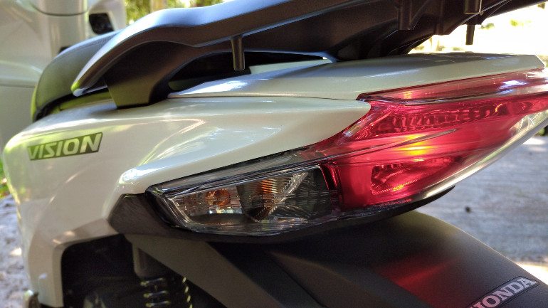 Ενιαίο το πίσω φωτιστικό σώμα με φανάρι και φλας... δεν είναι όμως LED.