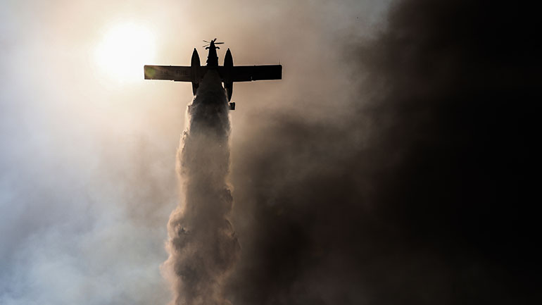 Ενισχύθηκαν τα εναέρια πυροσβεστικά μέσα που επιχειρούν σε Ηλεία, Γορτυνία και Ανατολική Μάνη