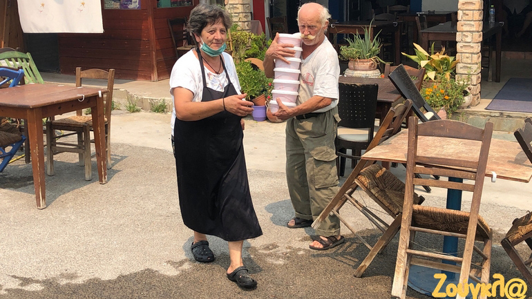 Καματριάδες: Ζευγάρι κατοίκων προσφέρει μερίδες καρπούζι στους πυροσβέστες Καματριάδες: Ζευγάρι κατοίκων προσφέρει μερίδες καρπούζι στους πυροσβέστες