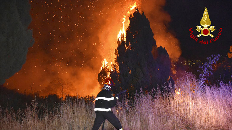 Πέντε νεκροί από τις πυρκαγιές στη Νότια Ιταλία – Τους 49 βαθμούς άγγιξε το θερμόμετρο στη Σικελία
