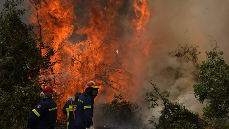 Εύβοια: Μαίνεται η μάχη με τις αναζωπυρώσεις