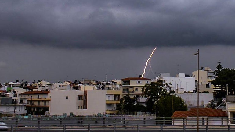 Κεραυνοί και συννεφιά στην Αττική – Χαλάζι σε Φθιώτιδα και Καβάλα