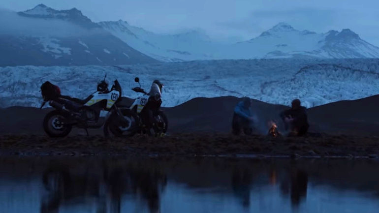 Το σκηνικό πίσω από τους αναβάτες είναι μοναδικό με χιονισμένα βουνά και θερμοκρασίες κάτω από το μηδέν.