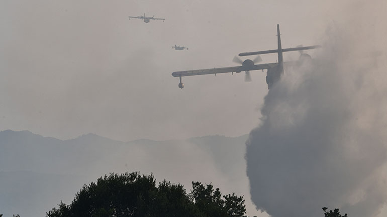 Αρχαία Ολυμπία: Επίγειες και εναέριες πυροσβεστικές δυνάμεις επιχειρούν στην περιοχή