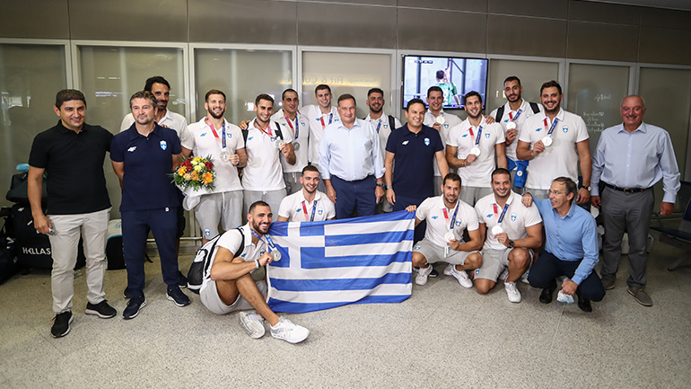 Αποθέωση για τους «ασημένιους» Ολυμπιονίκες της Εθνικής ομάδας πόλο στο αεροδρόμιο