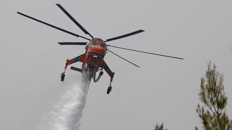 Περίπου 680 πυροσβέστες και πέντε εναέρια μέσα επιχειρούν σε Γορτυνία και Ηλεία