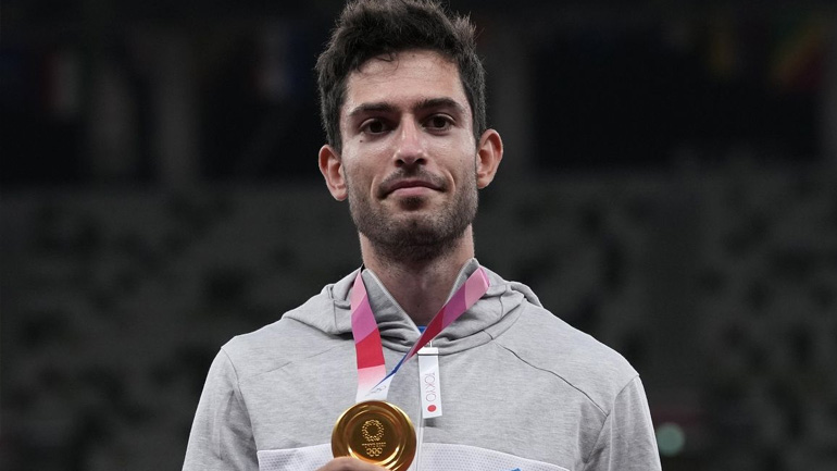 Ο Μίλτος Τεντόγλου επιδεικνύει με καμάρι το χρυσό μετάλλιο που κατέκτησε στους Ολυμπιακούς Αγώνες του Τόκιο υπό την τεχνική καθοδήγηση του Γιώργου Πομάσκι
