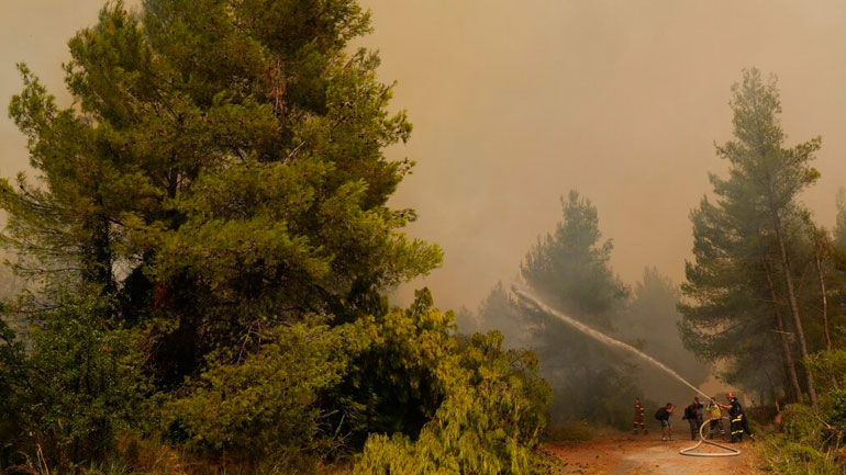 Σε εξέλιξη η επιχείρηση κατάσβεσης της φωτιάς στην Ανατολική Μάνη