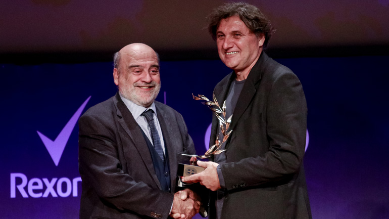 Ο Γιώργος Πομάσκι παραλαμβάνει το βραβείο του κορυφαίου προπονητή της χρονιάς το 2019 στην εκδήλωση του ΠΣΑΤ