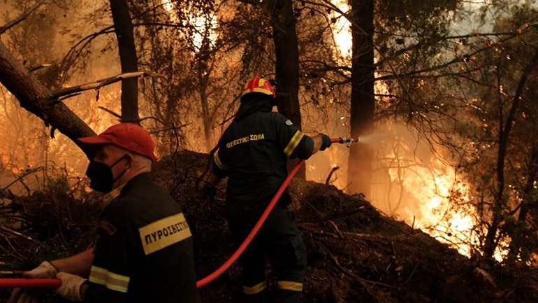 Συνεχίζεται η μάχη με τις φλόγες σε Γορτυνία και Ηλεία