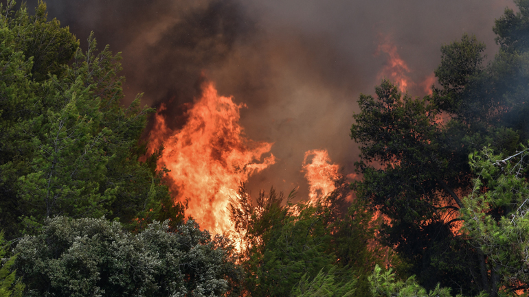 Αγωνία για τις αναζωπυρώσεις σε Ηλεία και Ανατολική Μάνη