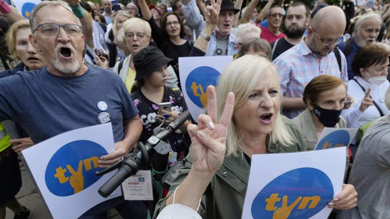 Οι Βρυξέλλες καταγγέλλουν τον πολωνικό νόμο για τα μέσα ενημέρωσης