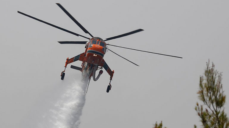 Τρίκαλα: Ελικόπτερο επιχειρεί σε πυρκαγιά στα Στουρναρέικα