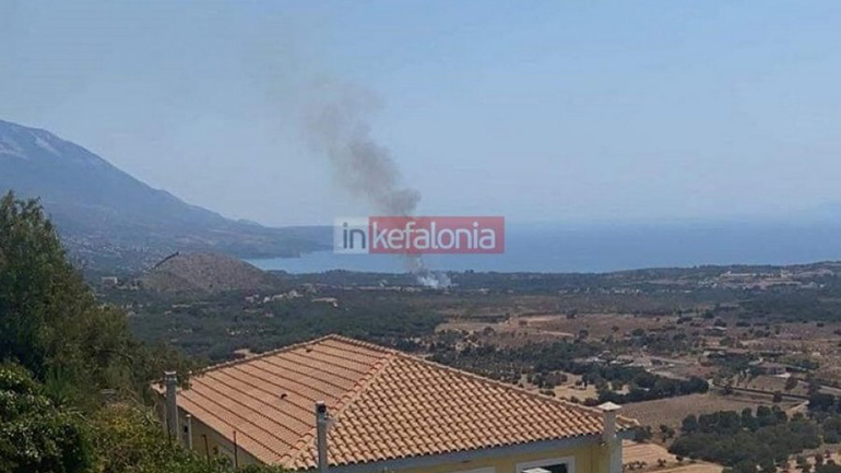 Κεφαλονιά: Φωτιά στον Καραβάδο – Στη μάχη και τα εναέρια μέσα